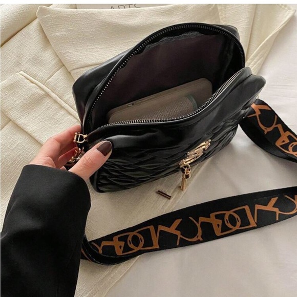 NWOT Elegant Small/Med Black Crossbody bag w/Tassel Removable/Adjustable Strap - Picture 4 of 7